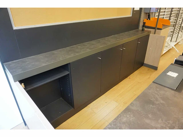 Winkel toonbank met achterwand - afbeelding 3 van  8