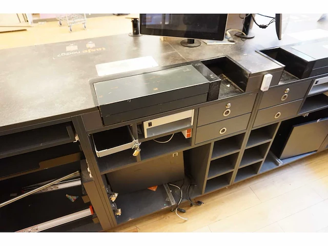 Winkel toonbank met achterwand - afbeelding 6 van  8