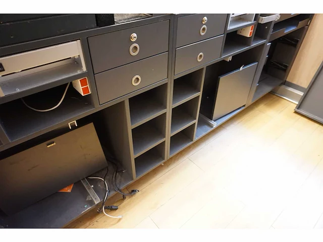 Winkel toonbank met achterwand - afbeelding 7 van  8