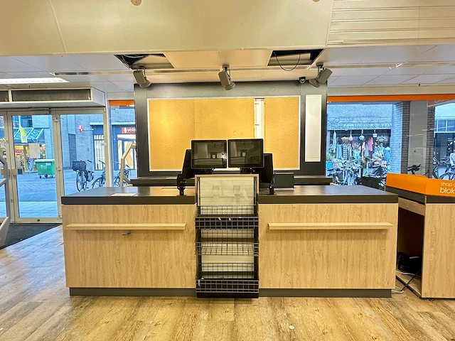 Winkel toonbank met achterwand - afbeelding 1 van  9