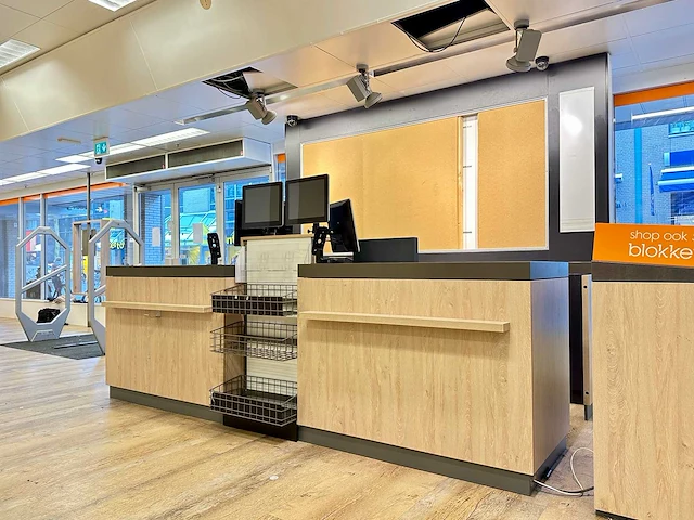 Winkel toonbank met achterwand - afbeelding 2 van  9