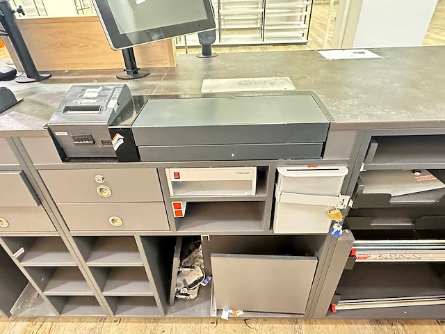 Winkel toonbank met achterwand - afbeelding 5 van  9
