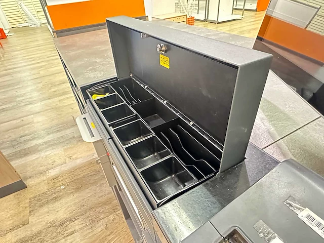 Winkel toonbank met achterwand - afbeelding 7 van  9