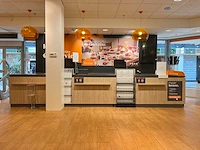 Winkel toonbank met achterwand