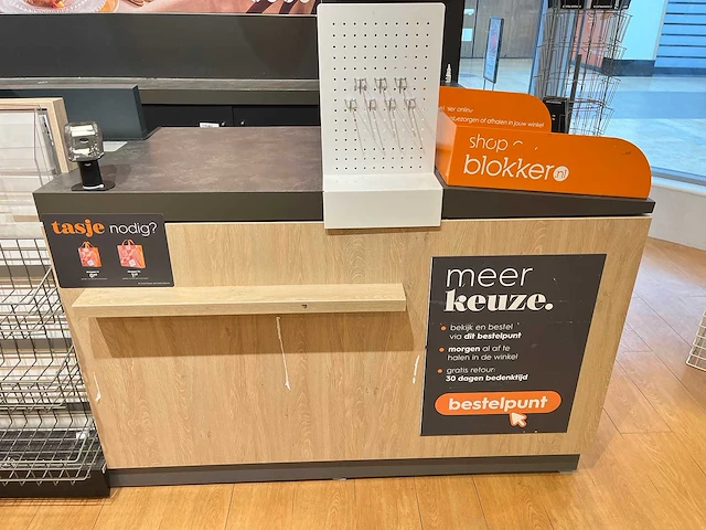 Winkel toonbank met achterwand - afbeelding 6 van  11
