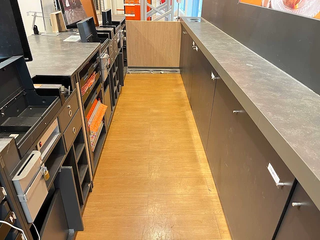 Winkel toonbank met achterwand - afbeelding 8 van  11