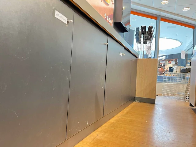 Winkel toonbank met achterwand - afbeelding 11 van  11