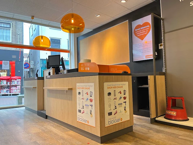 Winkel toonbank met achterwand - afbeelding 2 van  9