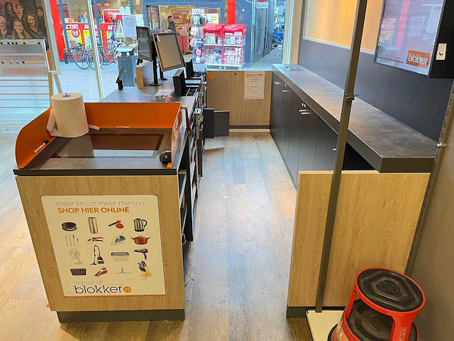 Winkel toonbank met achterwand - afbeelding 3 van  9