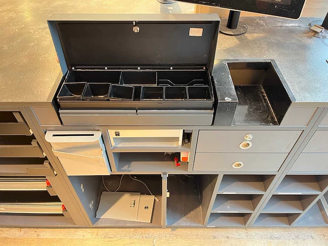 Winkel toonbank met achterwand - afbeelding 5 van  9