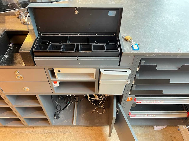 Winkel toonbank met achterwand - afbeelding 6 van  9