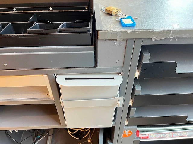 Winkel toonbank met achterwand - afbeelding 7 van  9