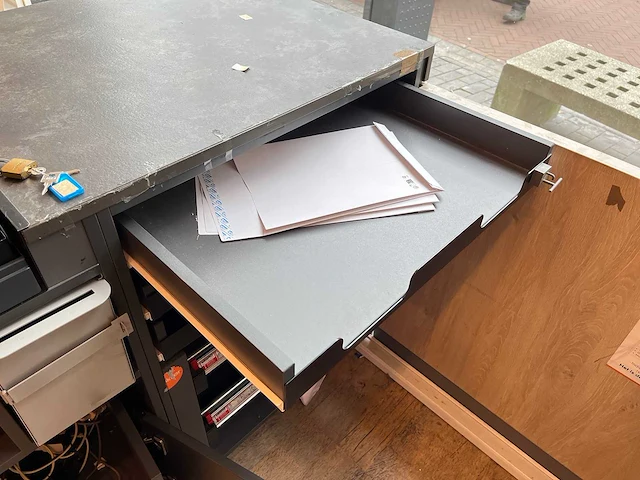 Winkel toonbank met achterwand - afbeelding 8 van  9