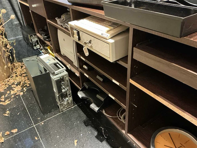 Winkel toonbank met diversen - afbeelding 11 van  15