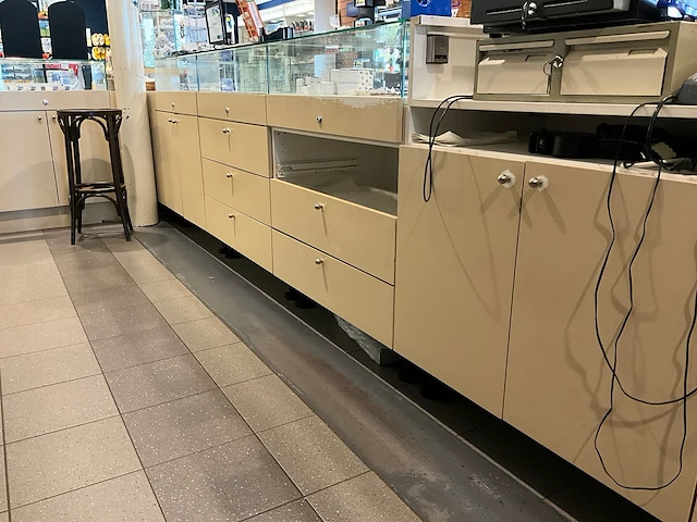 Winkel toonbank met glasopbouw - afbeelding 3 van  11