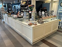 Winkel toonbank met glasopbouw