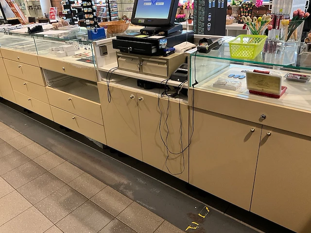 Winkel toonbank met glasopbouw - afbeelding 10 van  11
