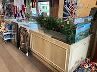Winkel toonbank met glasopbouw