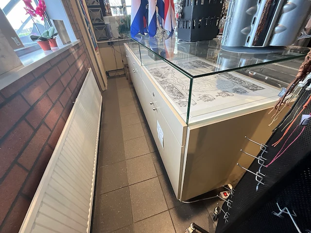 Winkel toonbank met glasopbouw - afbeelding 3 van  7