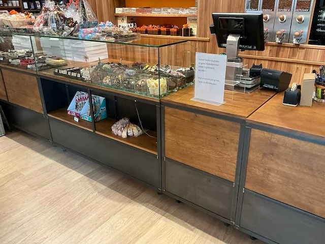 Winkel toonbank - afbeelding 19 van  22