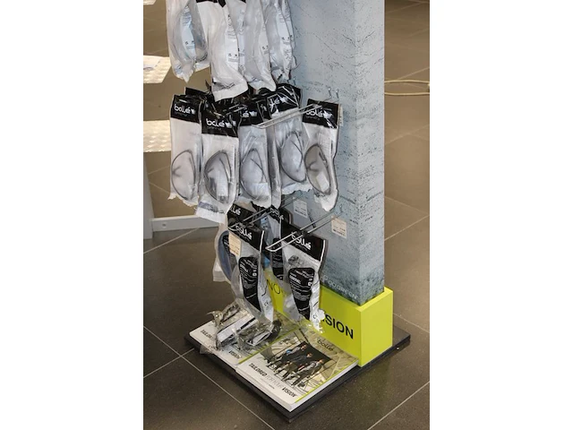 Winkeldisplay bolle met ruim 40 veiligheidsbrillen afm. display 45 cm x 178 cm - afbeelding 3 van  4
