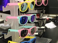 Winkeldisplay met 8 kinderzonebrillen - afbeelding 2 van  2