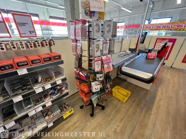 Winkelinventaris en voorraad big bazar locatie 1864, louw doniastraat 4 in sneek - afbeelding 10 van  83