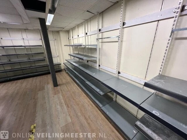 Winkelinventaris en voorraad big bazar locatie 1885, jongemastraat 16 in bolsward - afbeelding 28 van  176