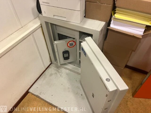 Winkelinventaris en voorraad locatie 1983, rijksweg 32 in reuver - afbeelding 49 van  75