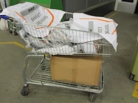 Winkelkar gevuld met grote hoeveelheid kussenslopen met reclameopdruk daf sweet dreams. - afbeelding 1 van  1