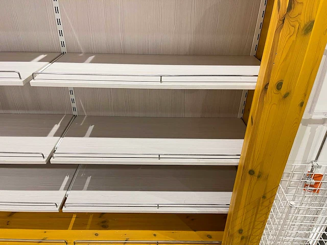 Winkelkast met houten legborden - afbeelding 6 van  11