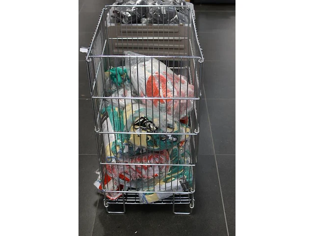 Winkelmand met handschoenen in diverse uitvoeringen circa 144 paar - afbeelding 2 van  2
