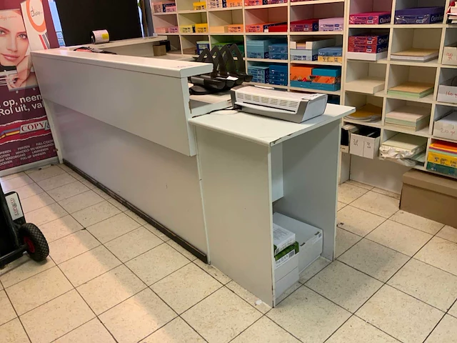 Winkelmeubilair l-vormige counter met inhoud - afbeelding 5 van  12