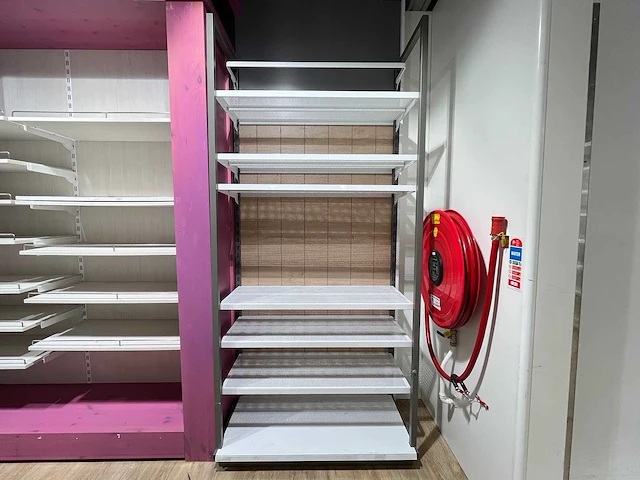 Winkelstelling met achterwand, 8 meter in 3 secties - afbeelding 7 van  11