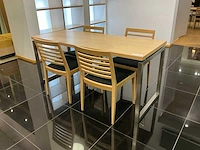 Winkeltafel met stoelen