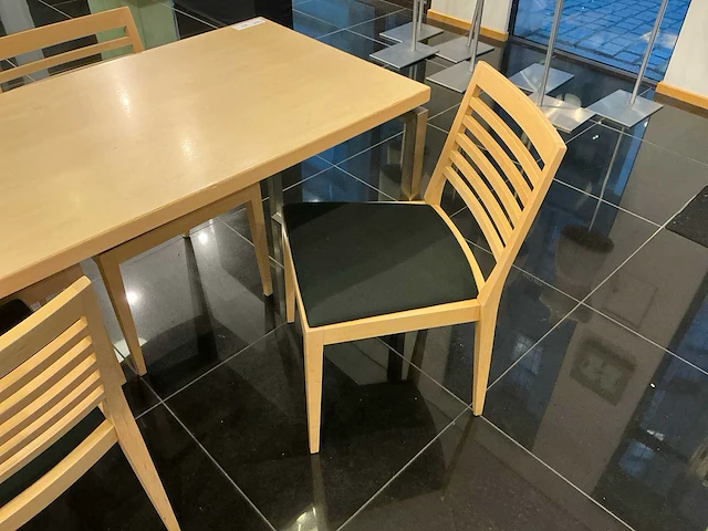 Winkeltafel met stoelen - afbeelding 4 van  4