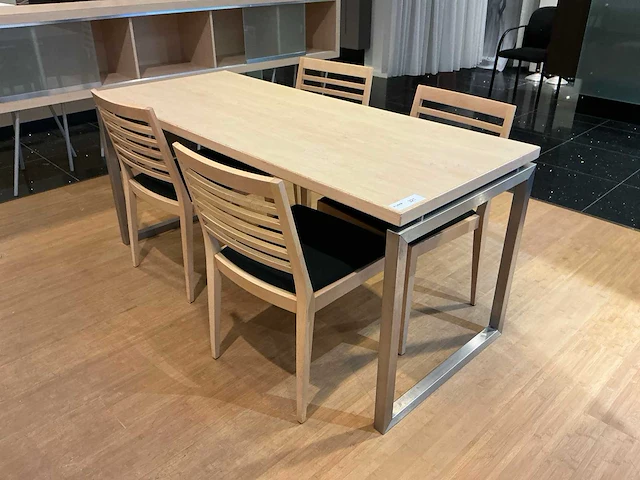 Winkeltafel met stoelen - afbeelding 1 van  4