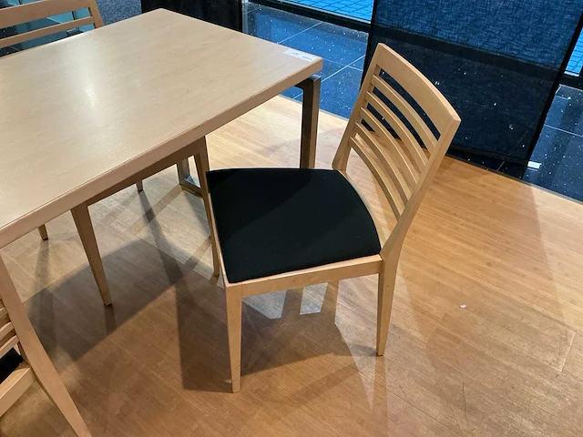 Winkeltafel met stoelen - afbeelding 2 van  4
