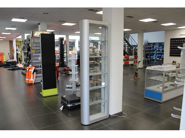 Winkelvitrinekast met verlichting slot ontbreekt afm. 68 cm x 22 cm x 202 cm - afbeelding 1 van  2