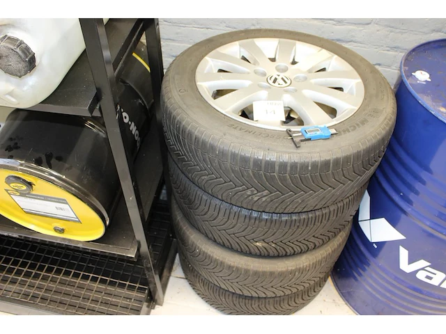 Winterbandenset michelin 205/55r16 met profieldiepte 5 tot 6 mm op aluminium velg volkswagen passat. - afbeelding 1 van  3