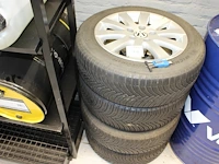 Winterbandenset michelin 205/55r16 met profieldiepte 5 tot 6 mm op aluminium velg volkswagen passat. - afbeelding 1 van  3