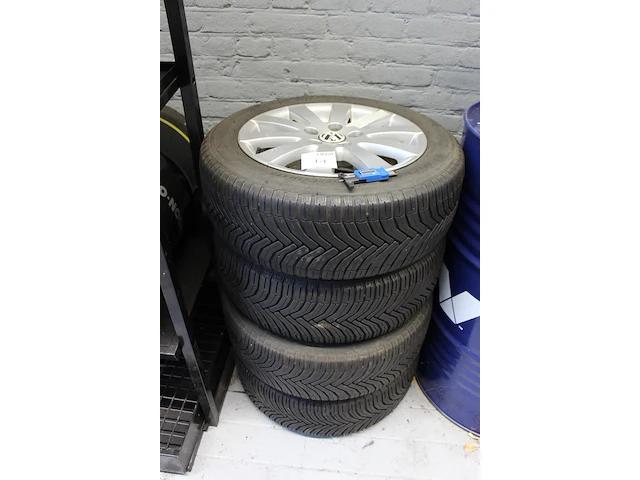 Winterbandenset michelin 205/55r16 met profieldiepte 5 tot 6 mm op aluminium velg volkswagen passat. - afbeelding 2 van  3