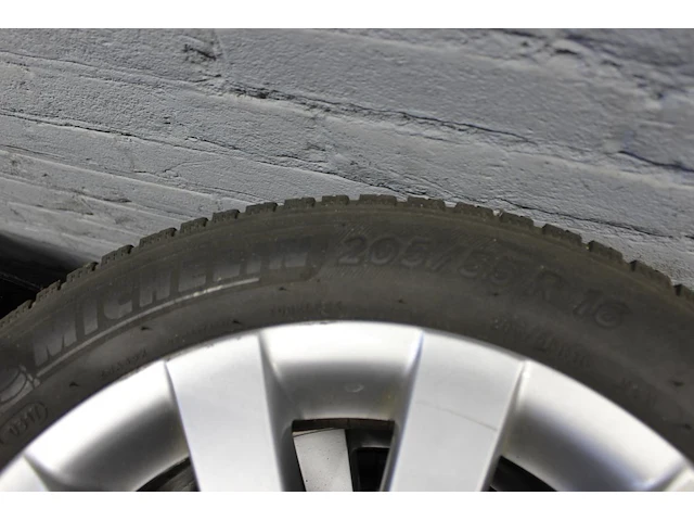 Winterbandenset michelin 205/55r16 met profieldiepte 5 tot 6 mm op aluminium velg volkswagen passat. - afbeelding 3 van  3