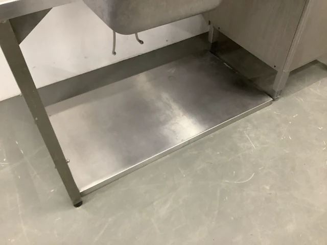 Winterhalter pt-m korvenvaatwasmachine met aan- en afvoertafel - afbeelding 2 van  17