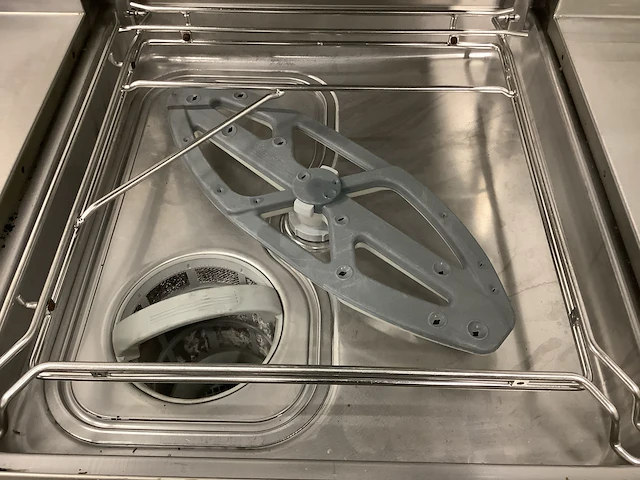 Winterhalter pt-m korvenvaatwasmachine met aan- en afvoertafel - afbeelding 7 van  17