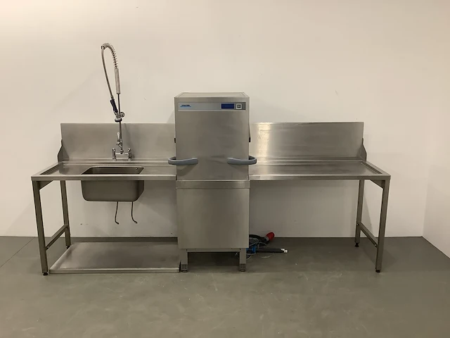 Winterhalter pt-m korvenvaatwasmachine met aan- en afvoertafel - afbeelding 1 van  17