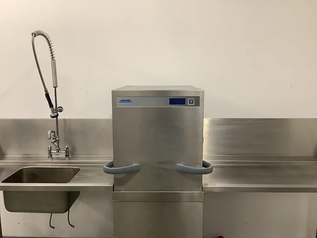 Winterhalter pt-m korvenvaatwasmachine met aan- en afvoertafel - afbeelding 10 van  17