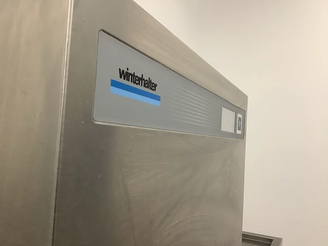 Winterhalter pt-m korvenvaatwasmachine met aan- en afvoertafel - afbeelding 12 van  17