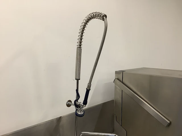 Winterhalter pt-m korvenvaatwasmachine met aan- en afvoertafel - afbeelding 14 van  17