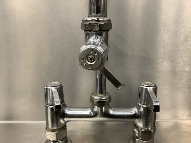 Winterhalter pt-m korvenvaatwasmachine met aan- en afvoertafel - afbeelding 15 van  17